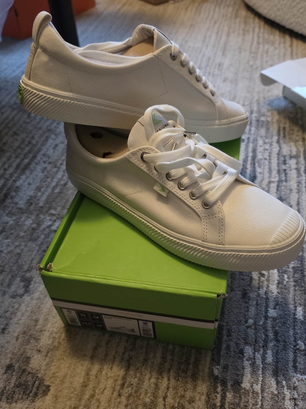 NWT Cariuma Oca Low Off White Canvas Sneaker